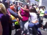Mujeres pelean en cola para comprar harina