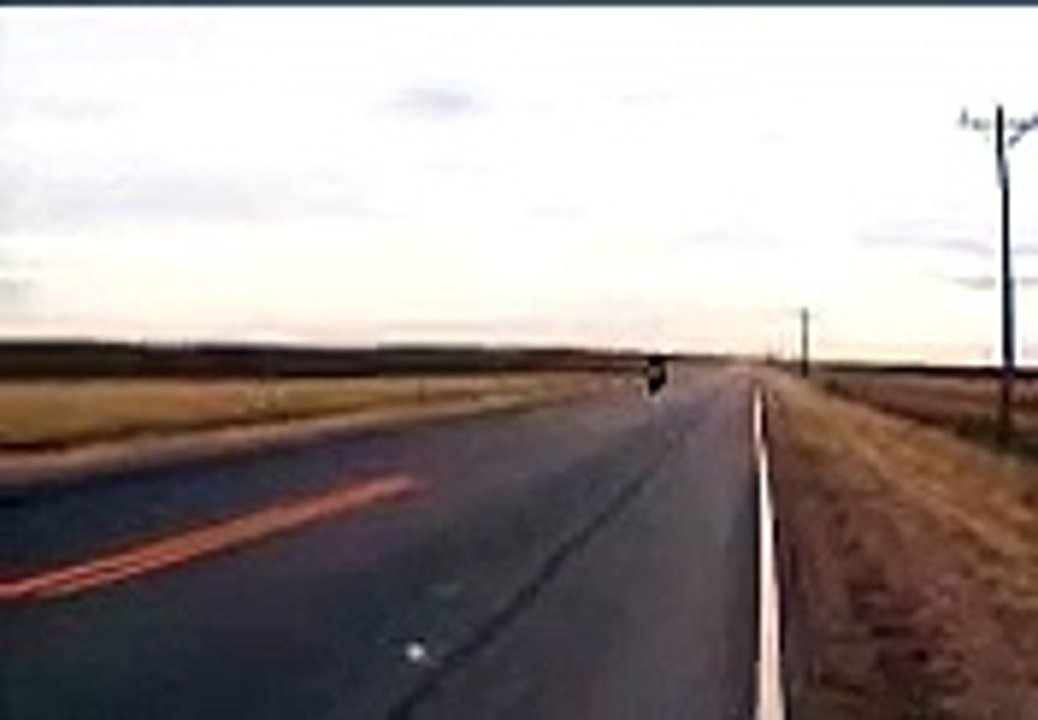Il veut faire le malin en moto mais...