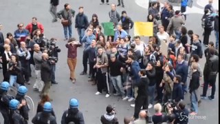 Premier Matteo Renzi contestato a Catania sotto il Municipio