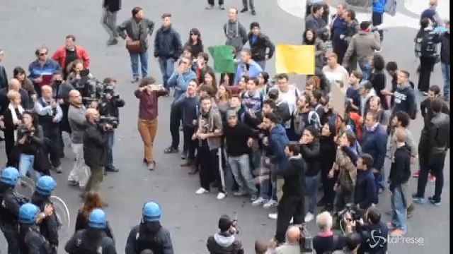 Premier Matteo Renzi contestato a Catania sotto il Municipio