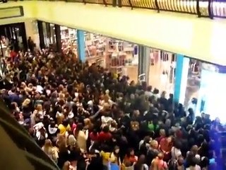 Black Friday 2014 Urban Outfitters Crowd Rush Fight For Deals 11/28/2014