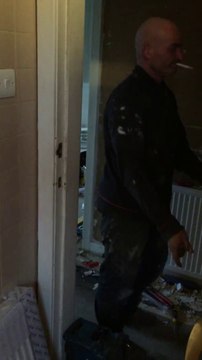 Chopper son plombier en train de chanter et danser au lieu de bosser!