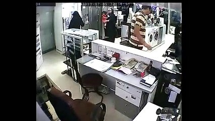 أغرب طريقة لسرقة خزانة محل بواسطة طفل بتوجيه والدته