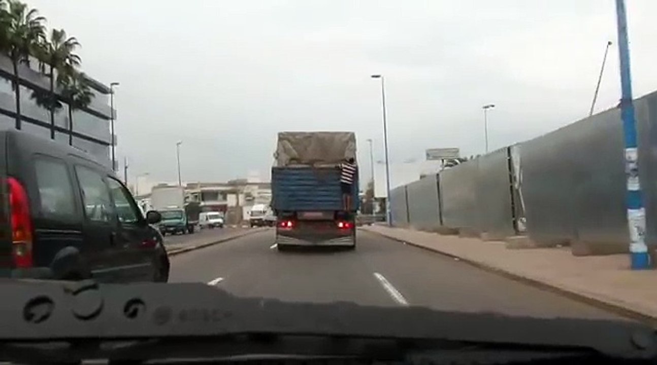 شاهد كيف تتم سرقة محتويات الشاحنات بالدار البيضاء وهي على الطريق !