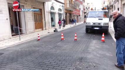 Tải video: Andria: Via Regina Margherita confermata area pedonale - Il Sindaco presente ai lavori