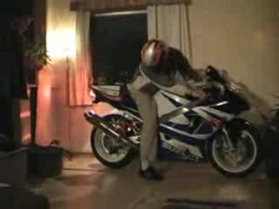 Moto appartement fumé