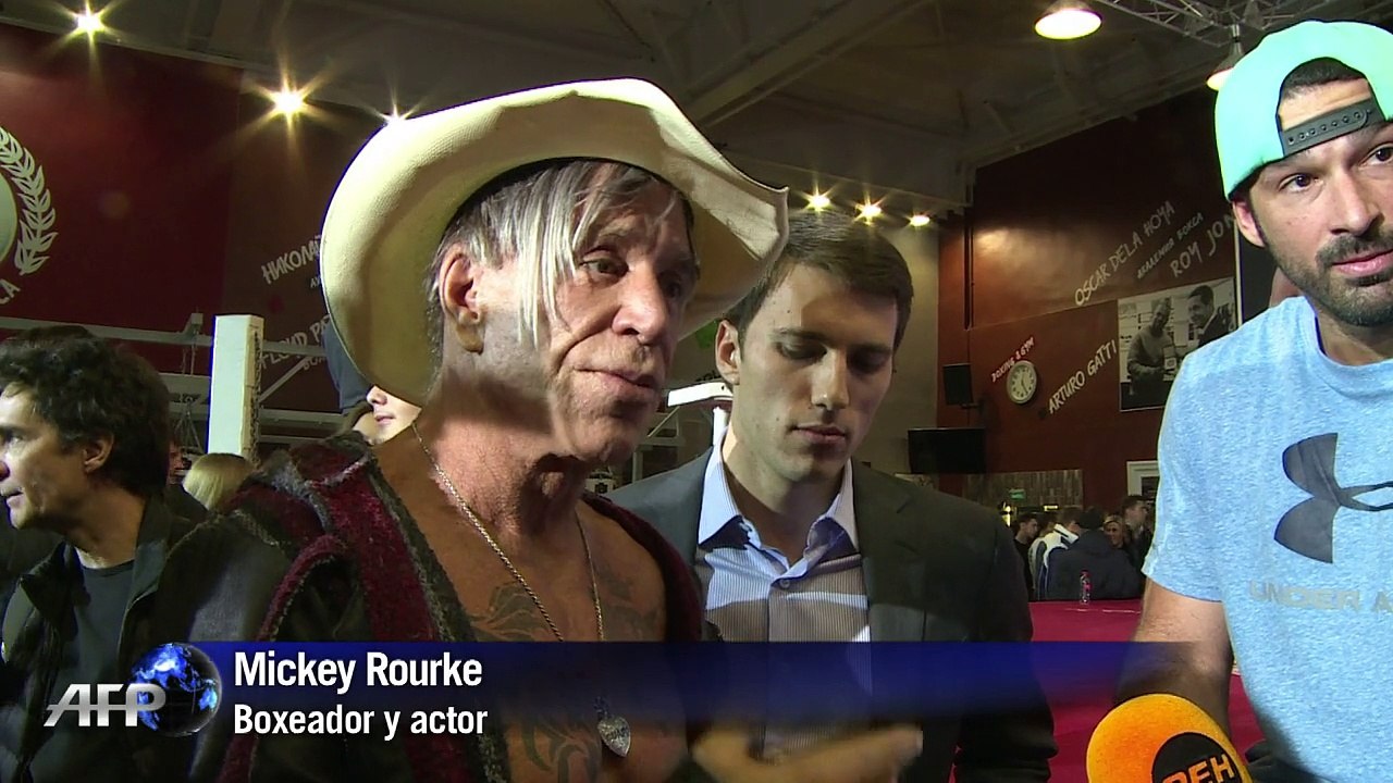 Mickey Rourke vuelve con una victoria al boxeo