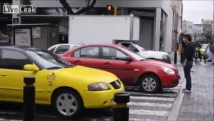 Arrêtez tout ! On a trouvé le piéton le plus cool de tous les temps !