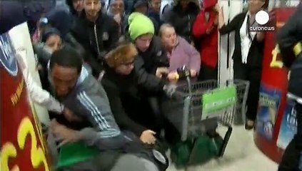 Black Friday: scene di follia nei grandi magazzini britannici