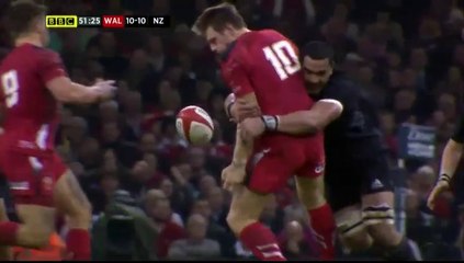 Jerome Kaino s'offre les côtes de Dan Biggar