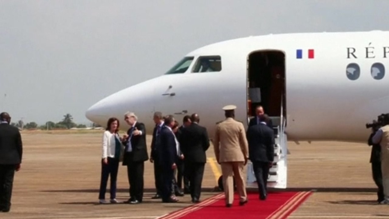 France's Hollande brings message of hope to Ebola-stricken Guinea