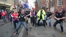 Quand la police se joint aux supporters pour un haka