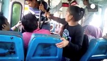 India, molestate sul bus si difendono. Premiate due studentesse