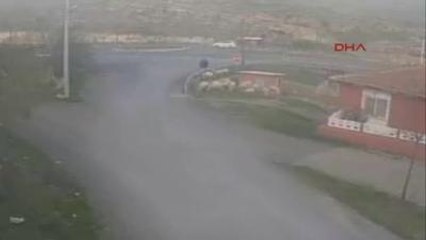 Afyonkarahisar Otomobil Bariyerlere Saplandı 3 Ölü, 3 Yaralı