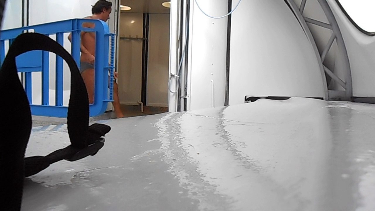 homme nu douche piscine