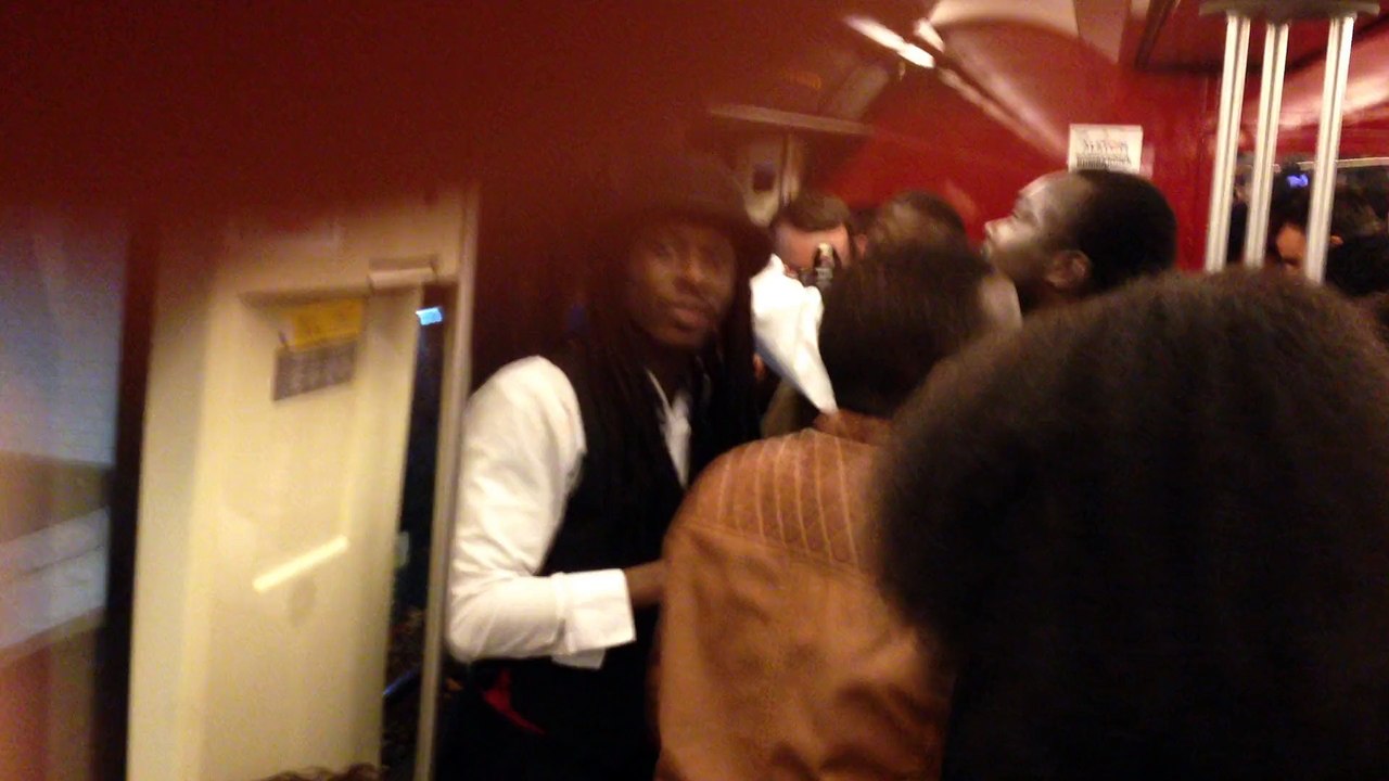 Le concert de Faada Freddy finit dans le métro