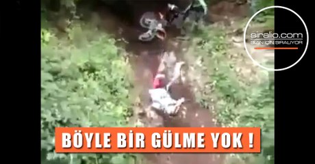 DÜŞEN ADAMA RUHUNU TESLİM EDERCESİNE GÜLEN ADAM