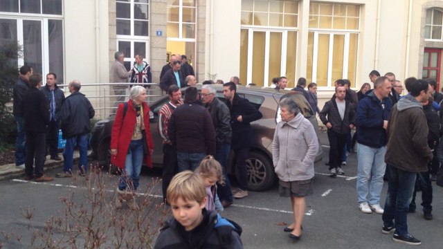 Les employés d'Isobox technologies manifestent