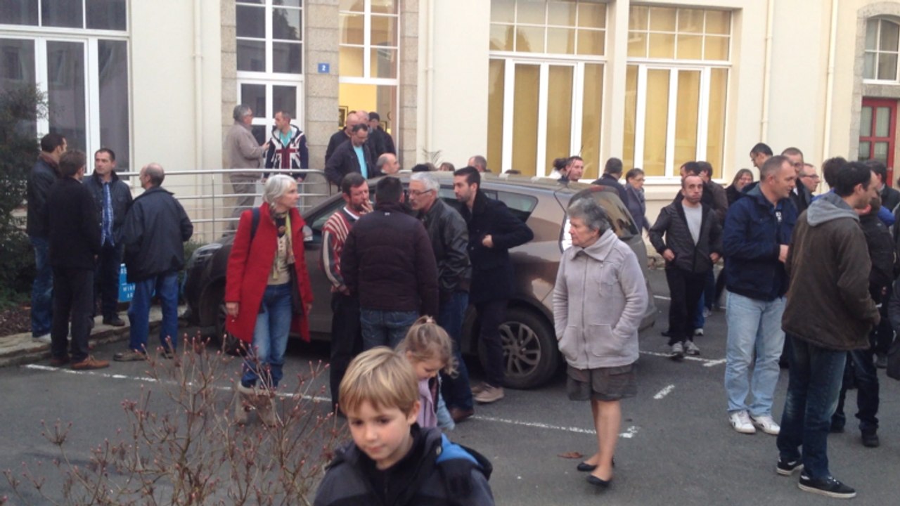 Les employés d'Isobox technologies manifestent