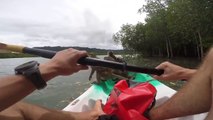¡Monos voladores asaltan kayak!
