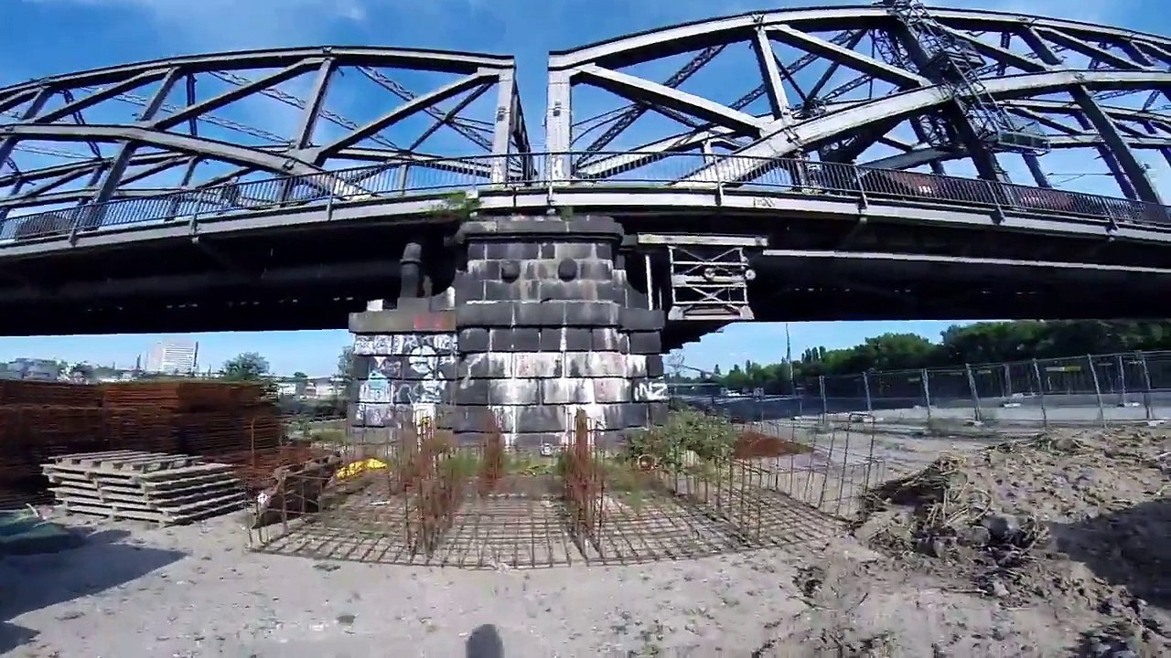 Escalader un pont sans protection! Frankfurt, Allemagne.