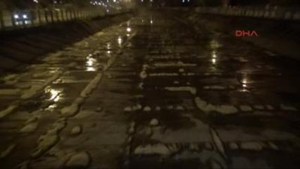 Adana'da Sulama Kanalı Buz Tuttu