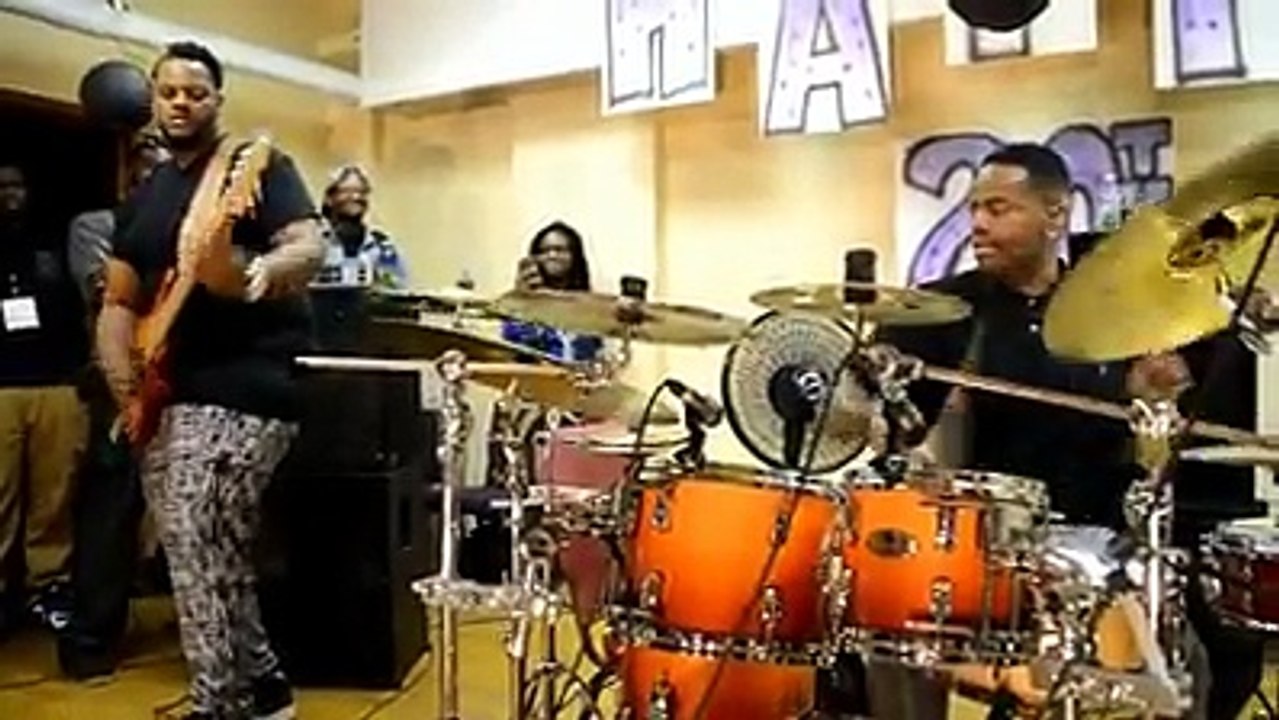 Vejam esse Groove top dos irmãos THAD & VARO , coloque o fone e aumente no máximo , vale a pena !!