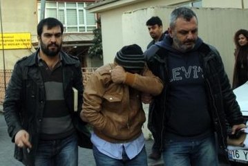 Üvey Baba, Chat Yaparken Yakaladığı Kızını Kalbinden Bıçakladı