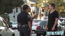 Caméra cachée : il fait semblant de violenter une femme devant des policiers !