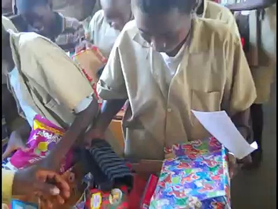 Des petits africains ouvrent leurs cadeaux de Noël