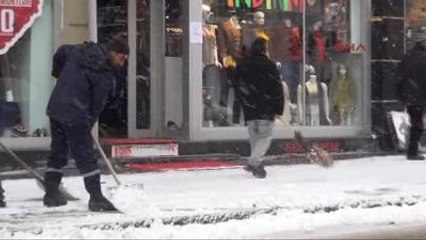 Kars Karda Kayan Tır'ı Kum Dökerek Kurtardılar