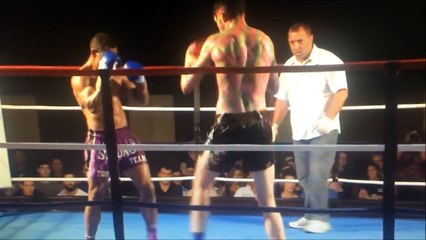 Un KO complètement épique en kickboxing avec un Tornado Kick
