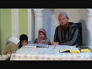 الطفلة الألمانية تقرأ القرآن الكريم بصوت عذب