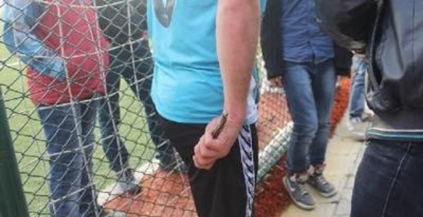Sakarya'daki Maçta Kırmızı Kart Gören Futbolcu, Sahaya Bıçakla Girdi