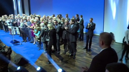 FN: Marine Le Pen présidente avec 100% des suffrages exprimés