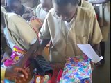 Des écoliers du Burundi reçoivent des cadeaux de Noël