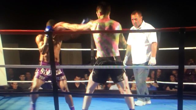 Superbe KO en boxe Thai