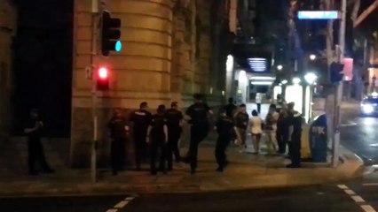 Un groupe de policier danse sur un morceau de Tina Turner