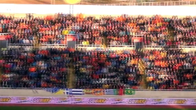 Η είσοδος των δύο ομάδων στον αγωνιστικό χώρο