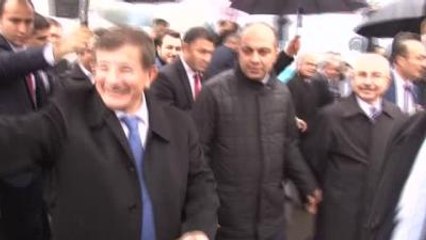 Başbakan Davutoğlu'nun Tokalaşma Çabası