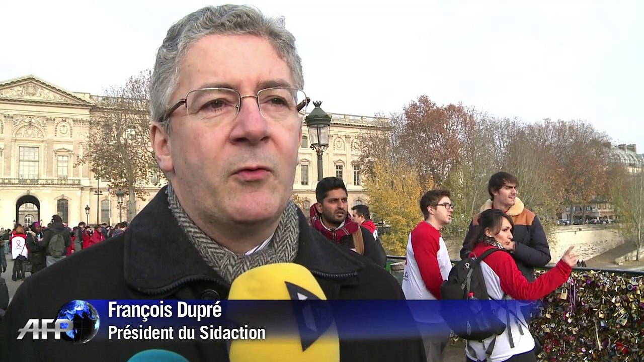 Sidaction: chaîne humaine sur le pont des Arts