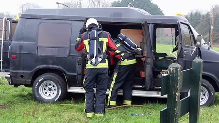 Beelden: Brand in busje in De Groeve - RTV Noord