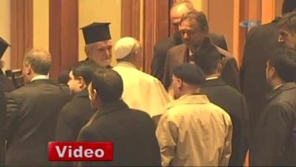 Papa Francis'i, Bartholomeos Öperek Uğurladı