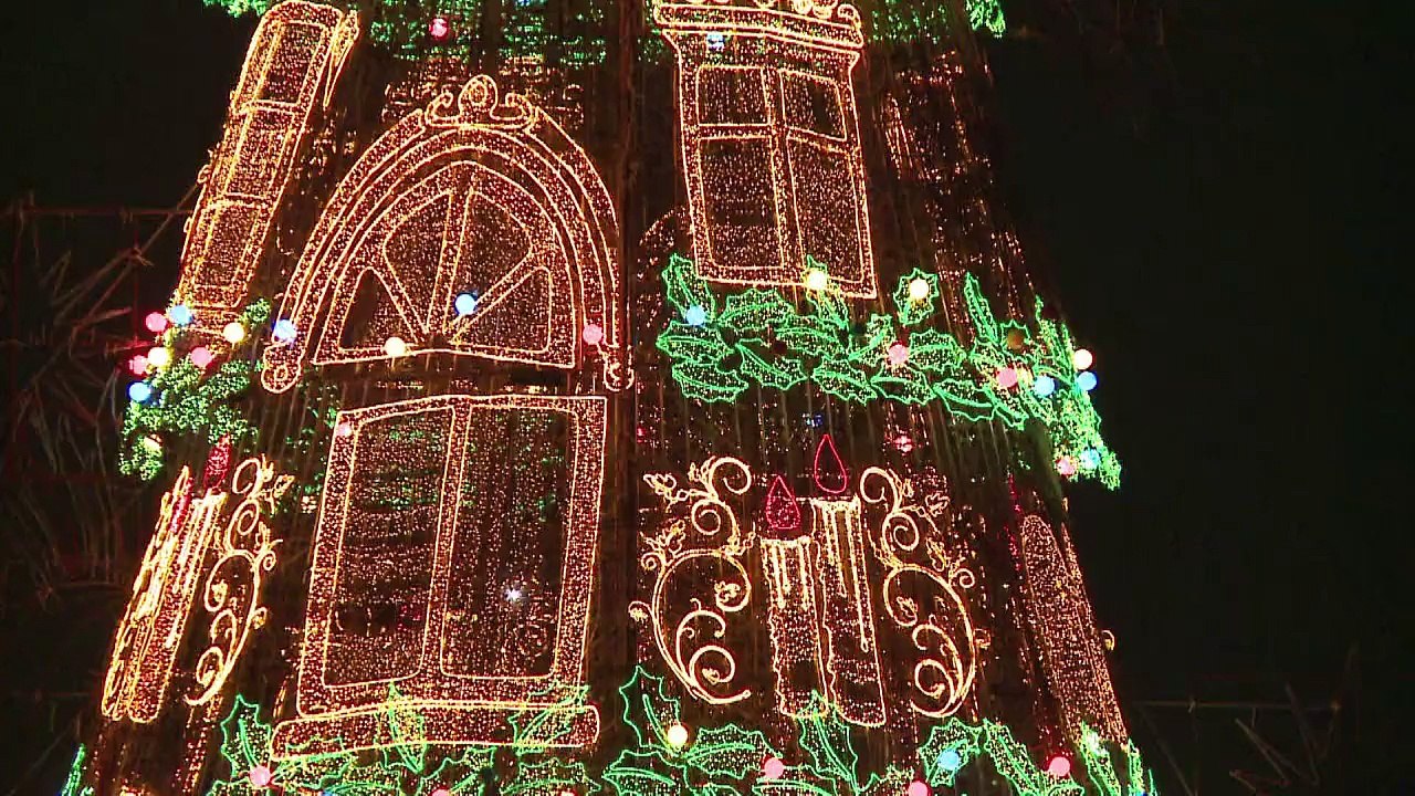 Rio: illumination du traditionnel sapin de Noël flottant