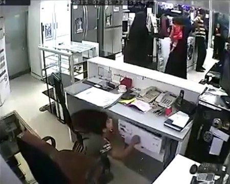 Enfant voleur dans un magasin d'électroménager