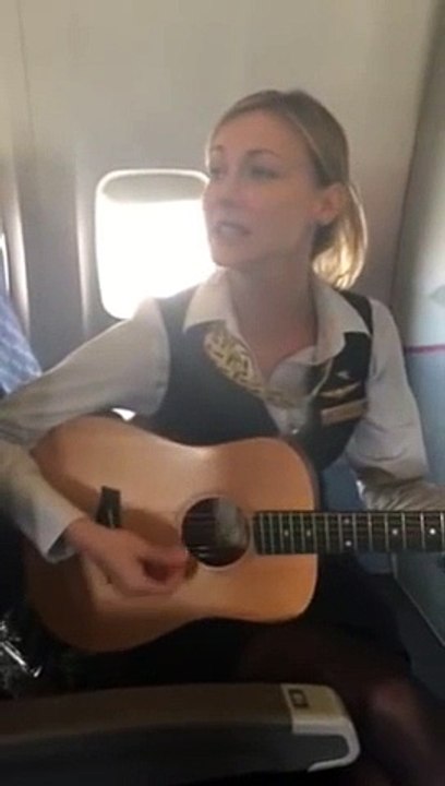 Une hotesse de l'air reprend "Royals" de LORDE et LORDE valide....