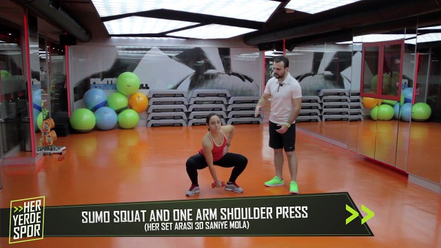 Omuz Kaslarını Çalıştırmak için Sumo Squat and One Arm Shoulder Press - Her Yerde Spor