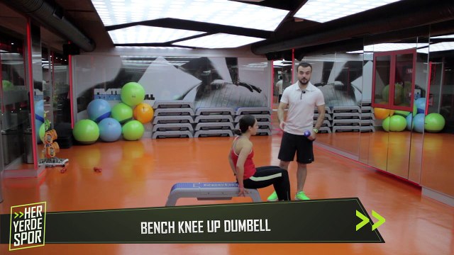 Karın Kaslarını Çalıştırmak için Bench Knee Up Dumbell - Her Yerde Spor