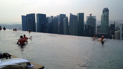 Singapour : piscine sur le toit de l'hotel Marina Bay Sands