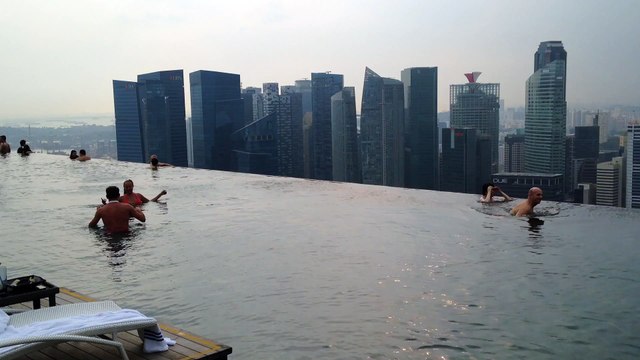 Singapour : piscine sur le toit de l'hotel Marina Bay Sands
